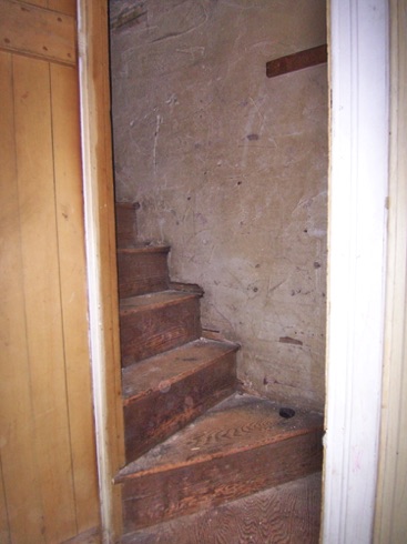 234_Park_Place_Access_to_Attic_Steps.JPG