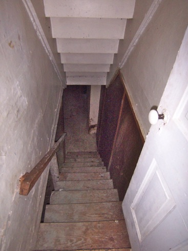 234_Park_Place_Staircase_to_the_basement.JPG